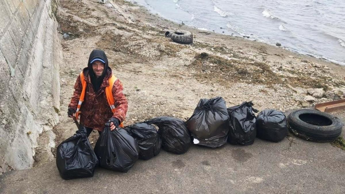 Обмелевшая Волга: Мокроусова поручила убрать залежи мусора на набережной