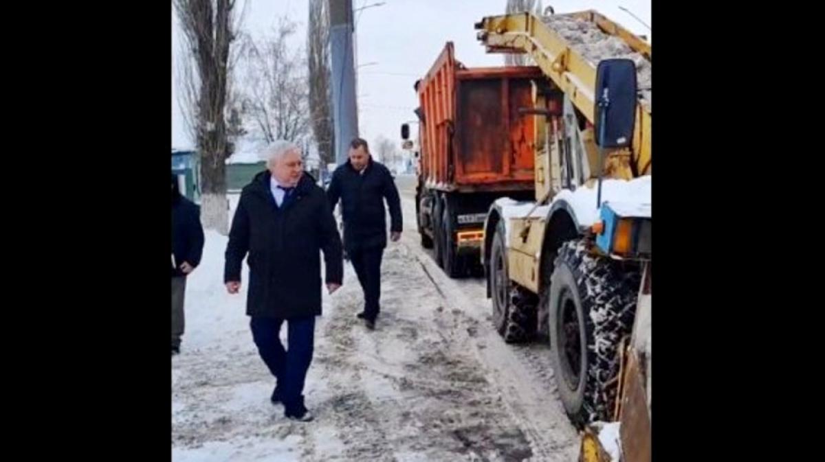 «Не до всех районов техника добралась»: Дмитрий Плеханов сообщил, когда уберут снег в Энгельсе 