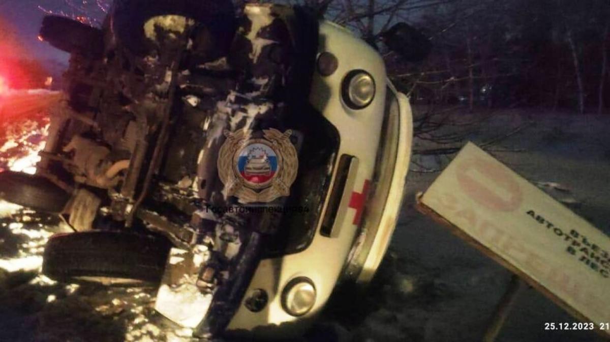 В Саратове на Кумыске перевернулась машина скорой – есть пострадавшие