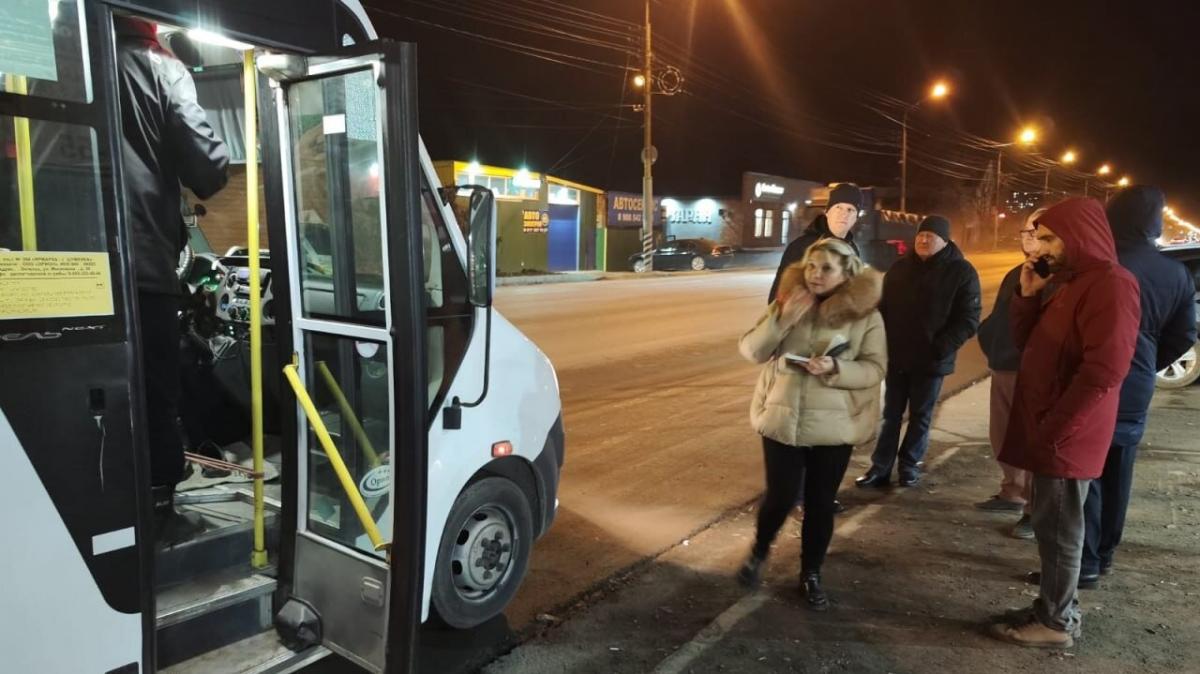 В Энгельсе чиновники 1,5 часа ждали автобус и грозят отстранить перевозчика