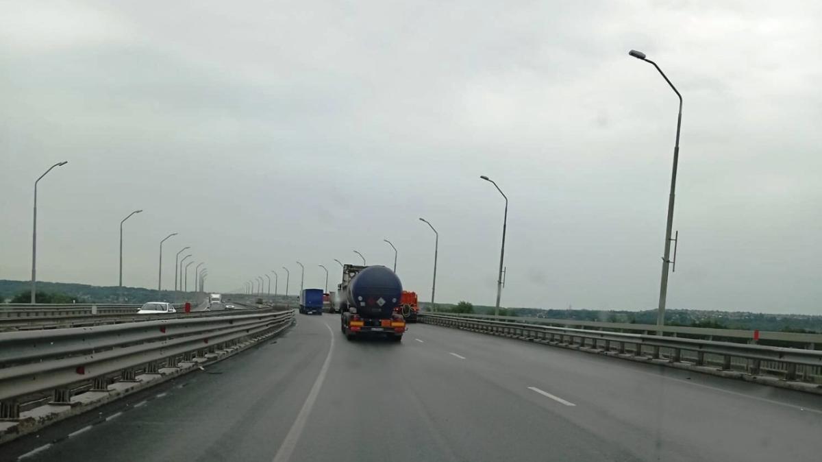 На пристанском мосту Саратов-Энгельс опасные дефекты оградили бетонными блоками