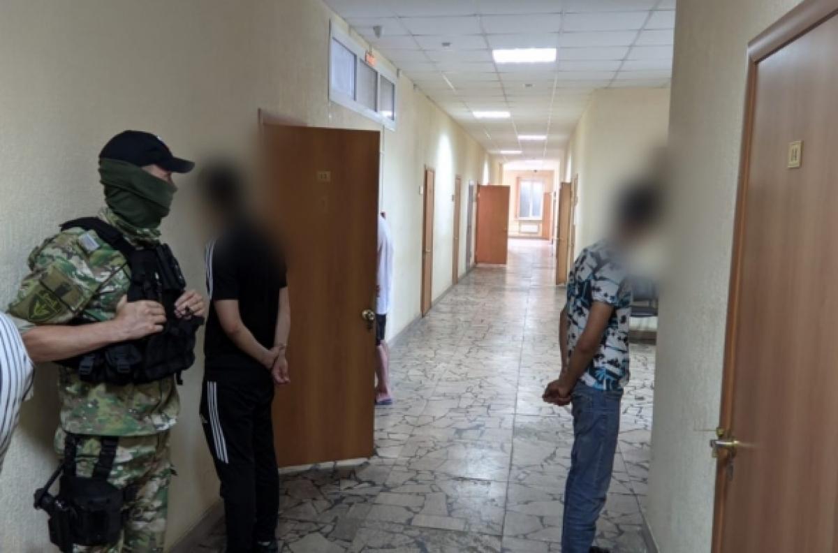 В Саратове возле общежития похитили 23-летнего парня и держали в квартире на Рахова