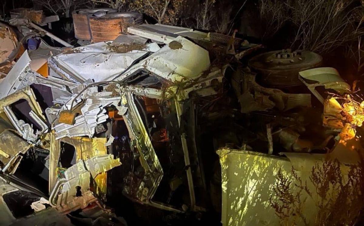 Под Саратовом ночью опрокинулся цементовоз – водитель покалечился