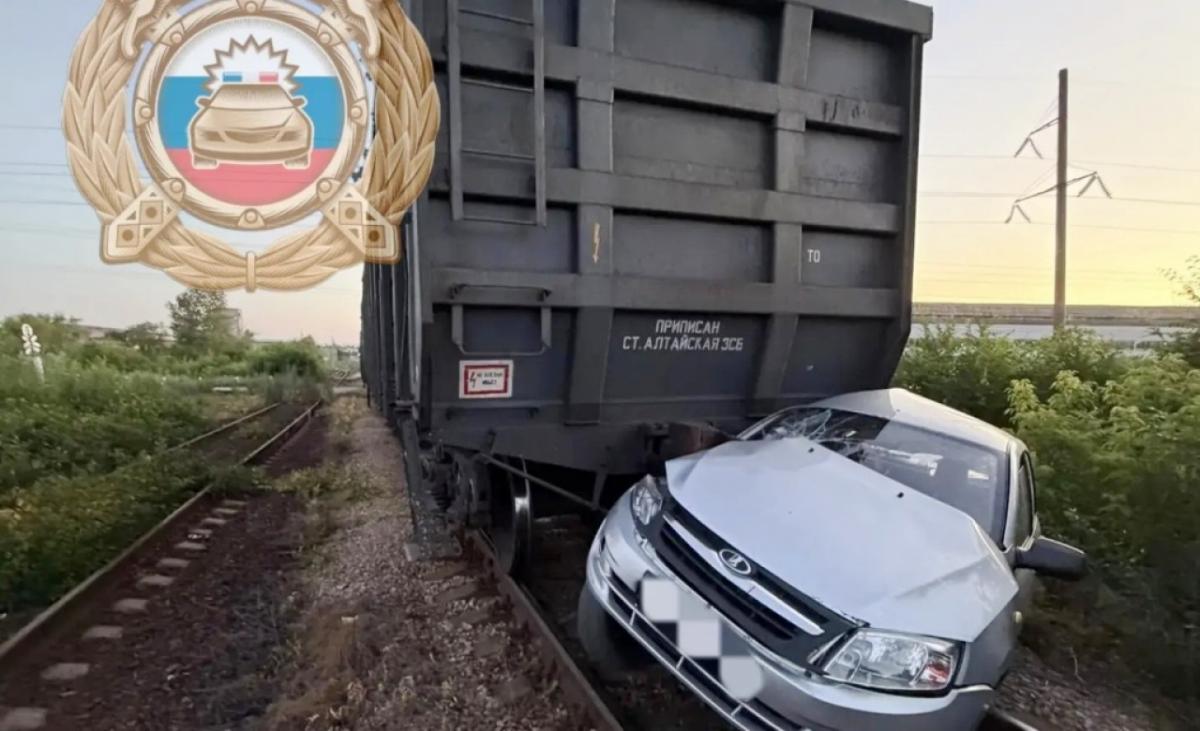 В Энгельсе «Гранта» попала под товарный состав: госпитализирована пассажирка 