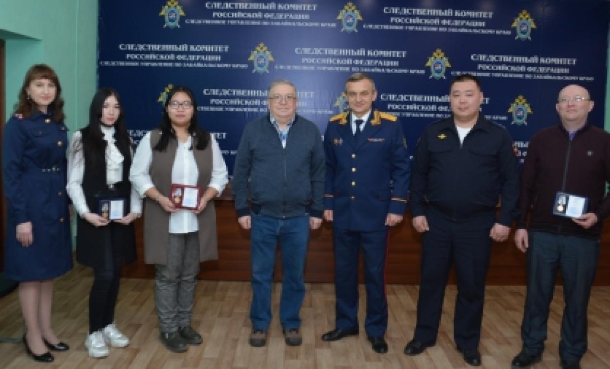 У моста злодей потащил 13-летнюю школьницу в безлюдное место: на помощь пришли четверо прохожих