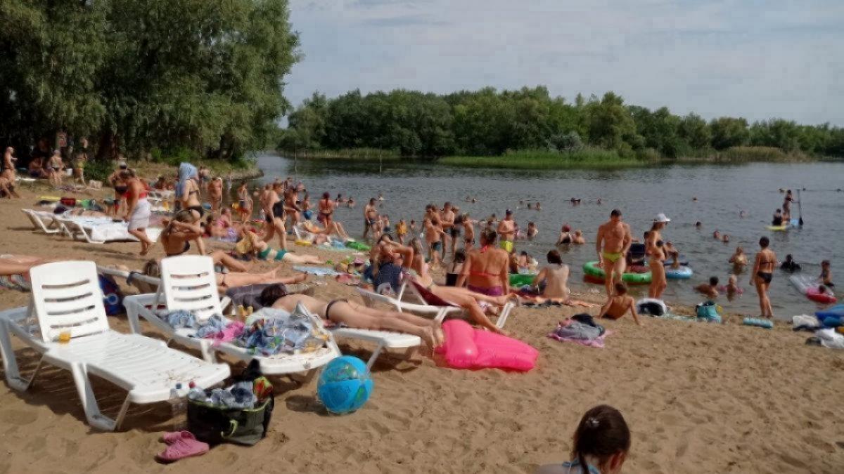 Жара по-саратовски: горожане рассказали о «только стоячих» местах на пляжах