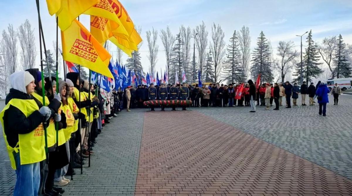 В Саратове активисты СР возложили цветы в Парке Победы на Соколовой горе