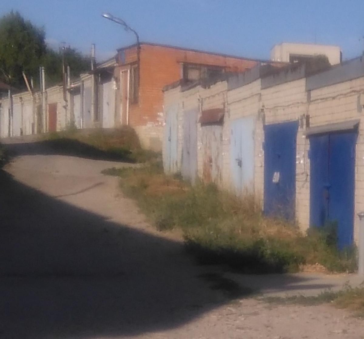 Автослесарь изнасиловал и убил в гараже автоледи, а после поехал с друзьями на пляж на ее машине  