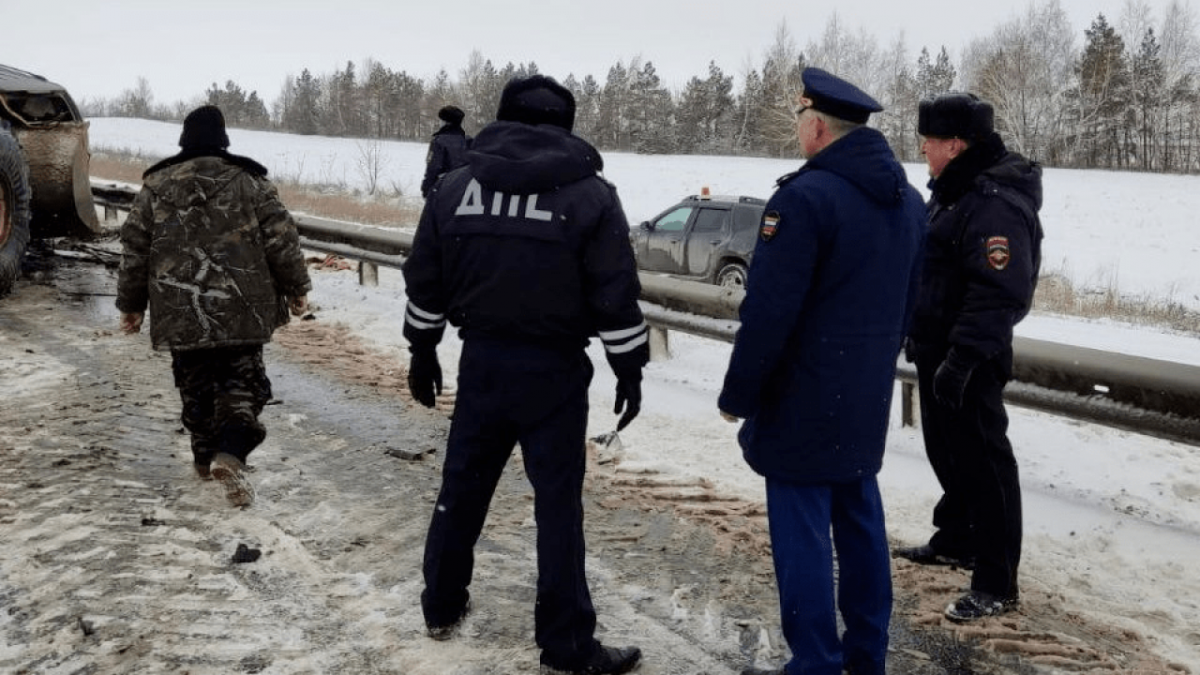 На трассе Саратов-Пенза в столкновении с грузовиком погиб водитель легковой 