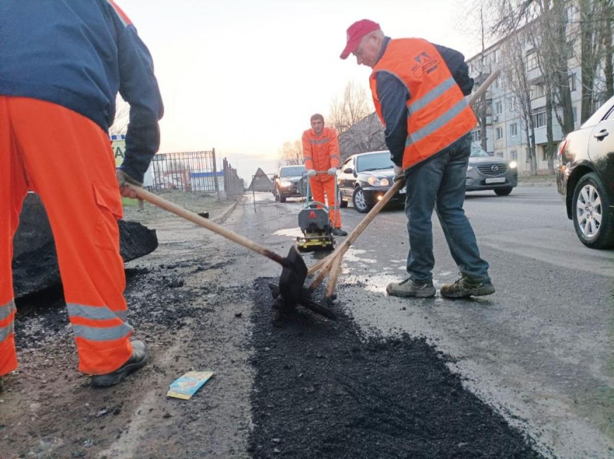 Радаев потребовал до мая закончить ремонт дорог в Саратове
