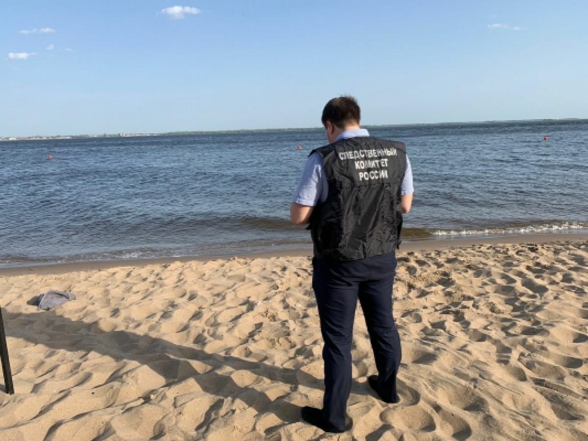 На саратовском пляже спасали двух тонущих подростков