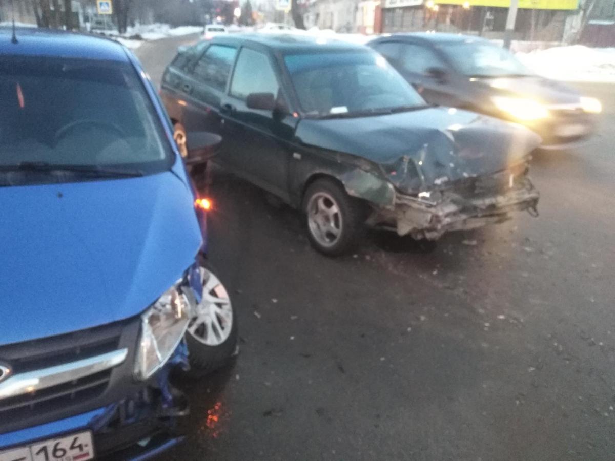 В Балаково столкнулись два отечественных авто, есть пострадавший