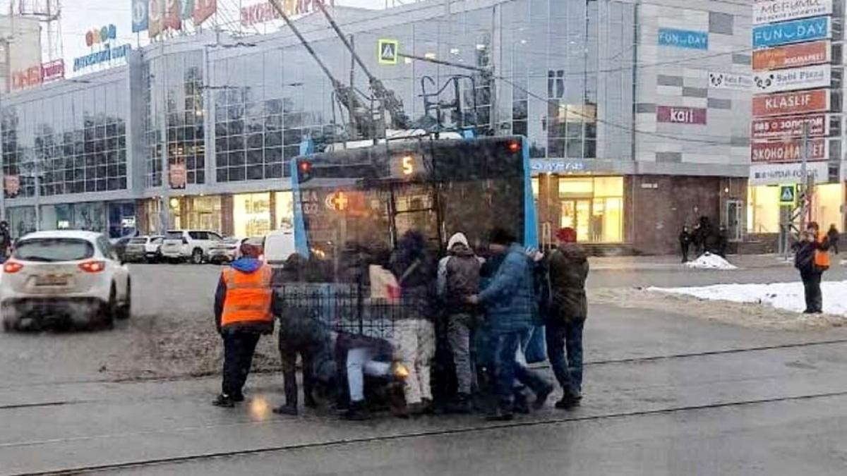 В Саратове пассажиры вытолкали провалившийся в яму троллейбус №5