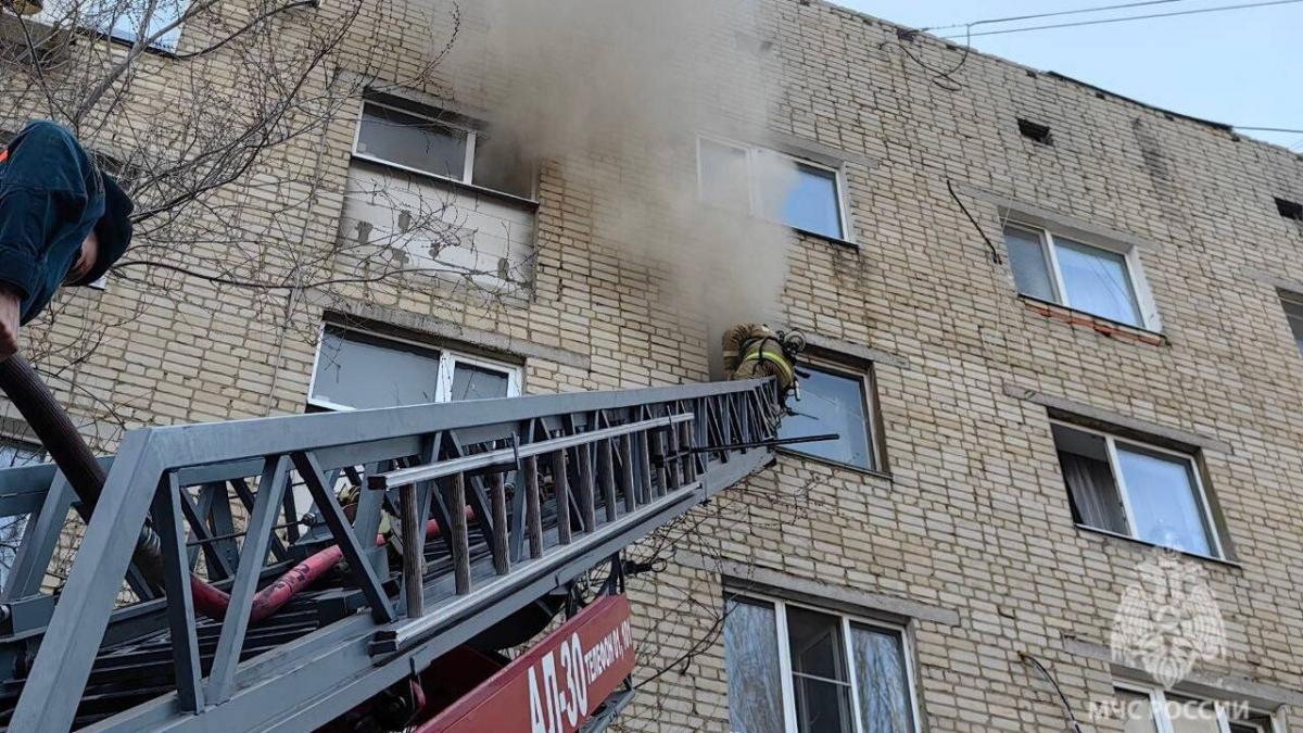 В Саратове сотрудники МЧС спасли 40 человек на пожаре в пятиэтажке