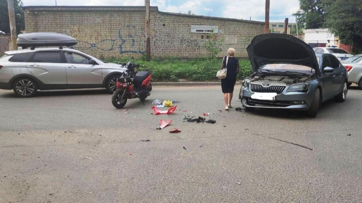 В Саратове после ДТП с иномаркой пострадал водитель скутера 