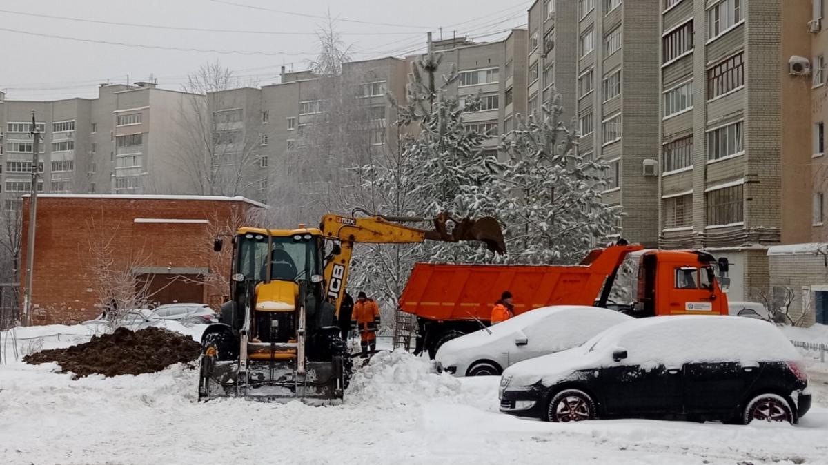 Накануне зимы: в Саратове не хватает водителей снегоуборочной техники