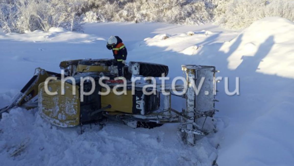 На саратовской трассе в ДТП с экскаватором-погрузчиком пострадал мужчина