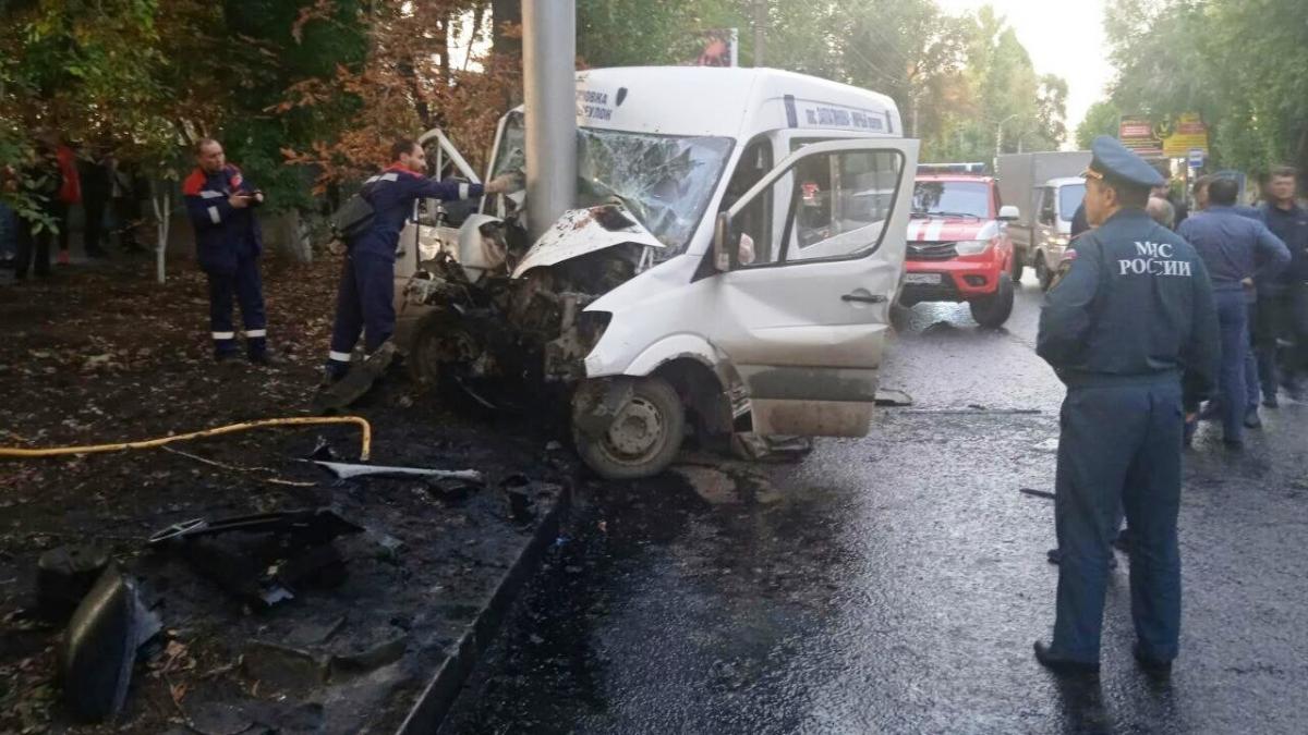 В Саратове 15 пассажиров госпитализированы из врезавшейся в столб маршрутки