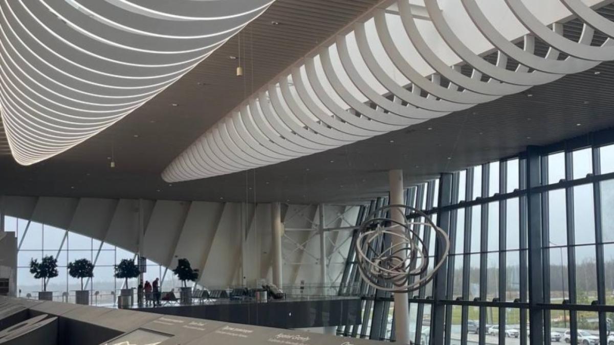 Рейс Сочи-Саратов задержан на 20 часов: пассажиры ждут нового времени вылета