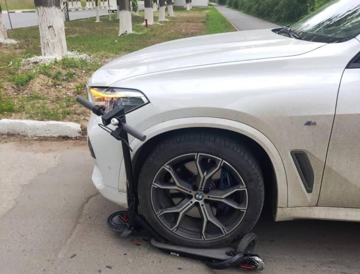 Прокуратура взяла на контроль дело сбившего двух детей на самокатах водителя BMW