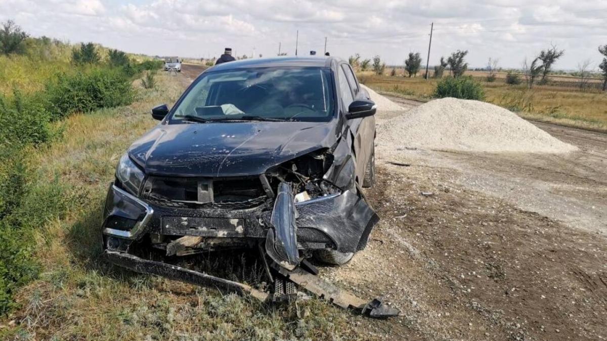 В Озинском районе из-за наезда автомобиля на кучу щебня пострадали три человека 