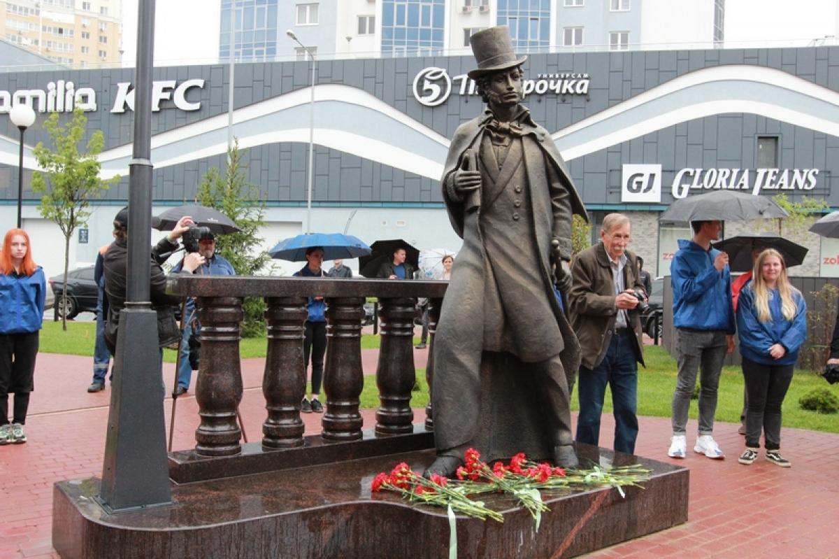 В Энгельсе открыли сквер имени Пушкина и памятник поэту