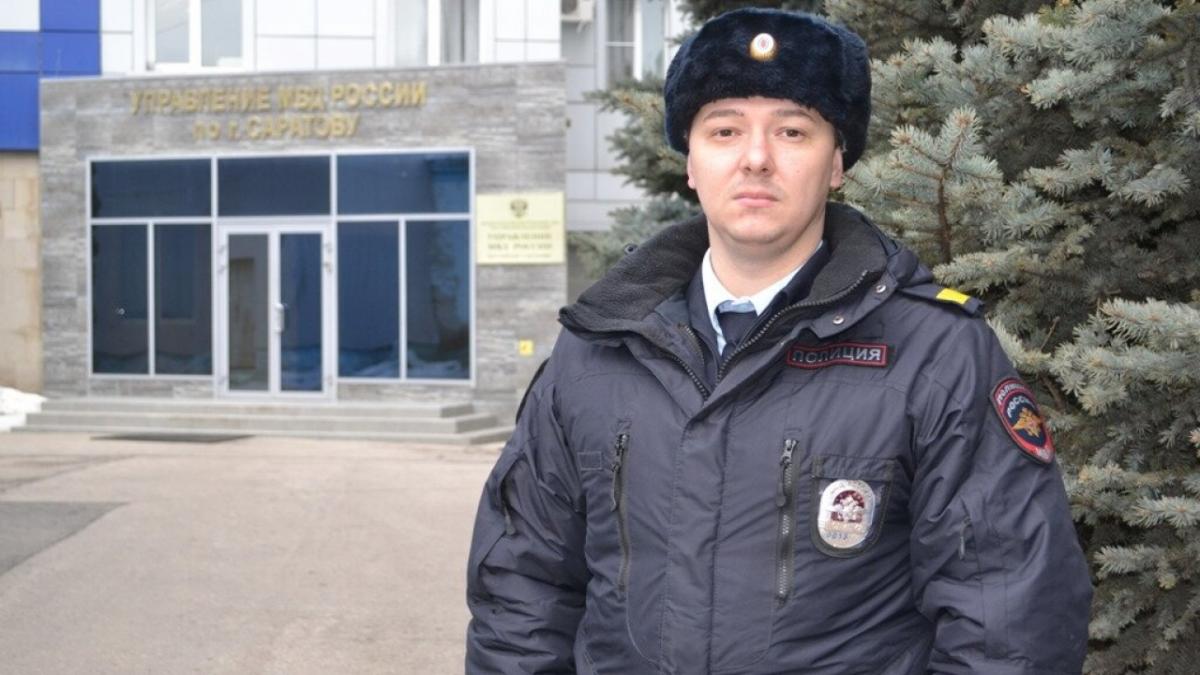 В Саратове полицейский спас женщину, которой стало плохо на остановке 