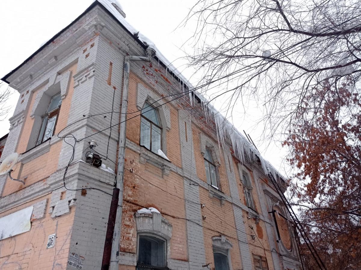 В Саратове мужчина пошел чистить с крыши снег и умер