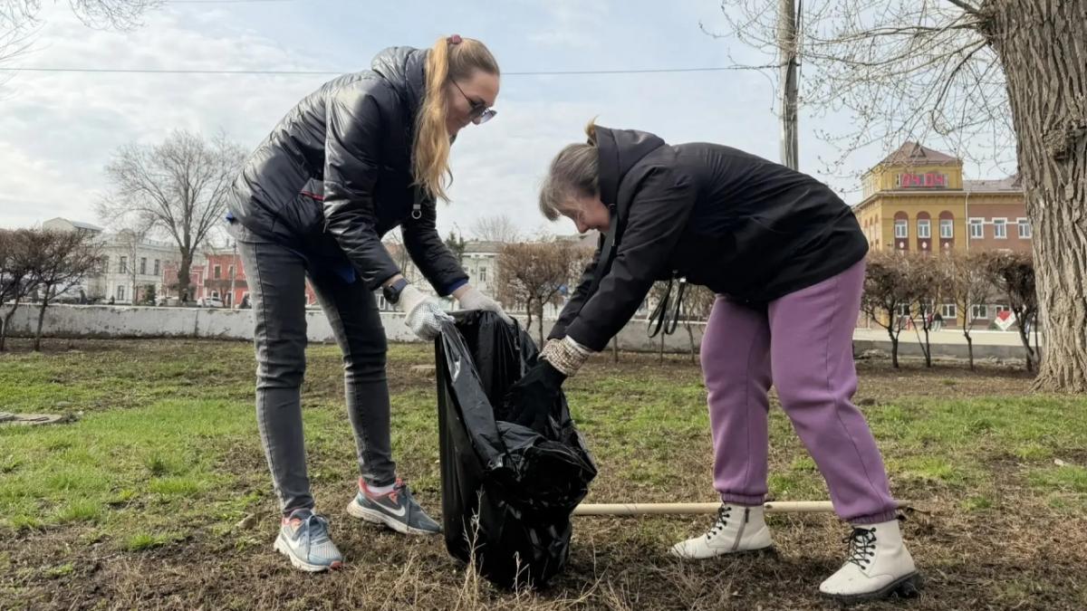 В Энгельсском районе прошел масштабный субботник с участием более 1500 человек