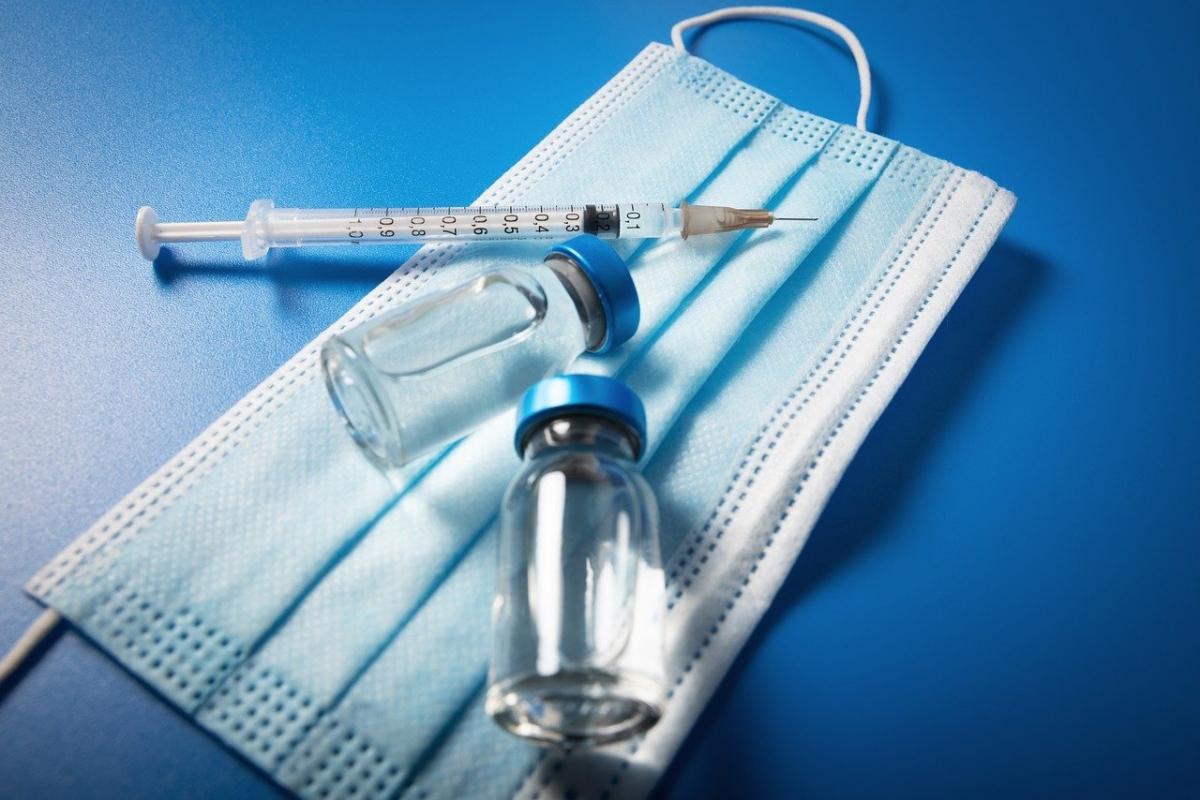 Фиктивная вакцинация в Саратовской области: возбуждено еще одно уголовное дело в отношении медика