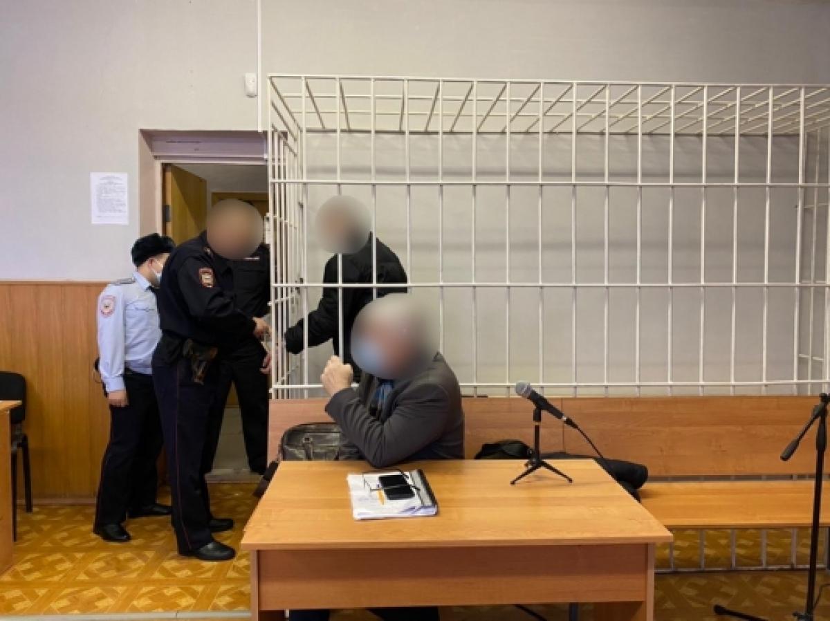 В ходе новогоднего застолья гость схватил со стола кухонный нож и зарезал хозяина