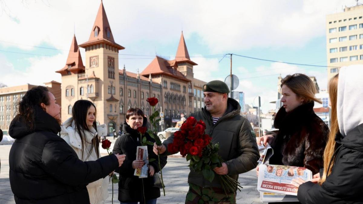 Депутат Калинин на 8 Марта дарил саратовчанкам цветы и конфеты