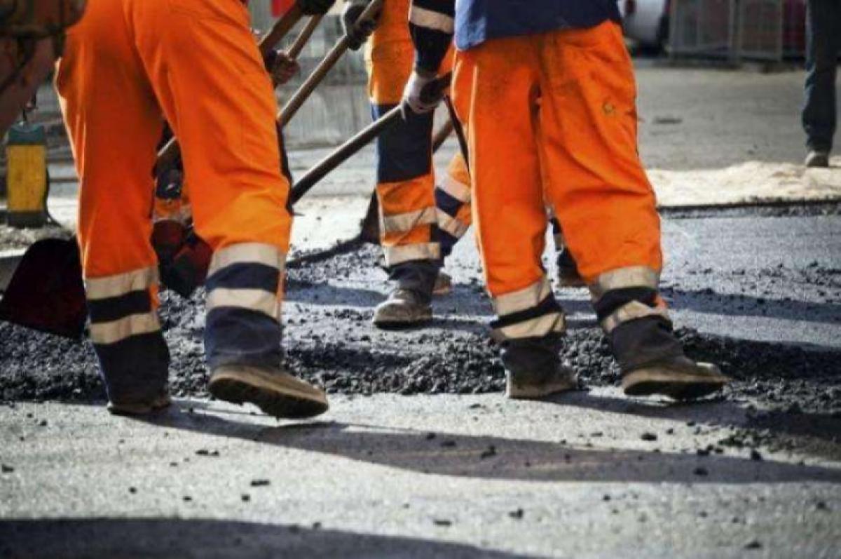 Стало известно, какие фирмы будут ремонтировать дороги в Саратове в этом году