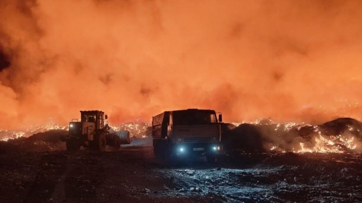 В Балаково сильно горит свалка: создан оперативный штаб по ликвидации пожара