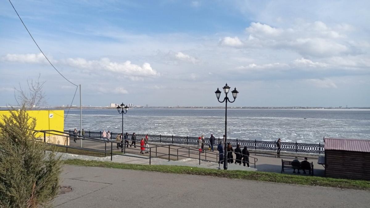 Саратовцев повеселил бегущий по набережной полуголый мужчина