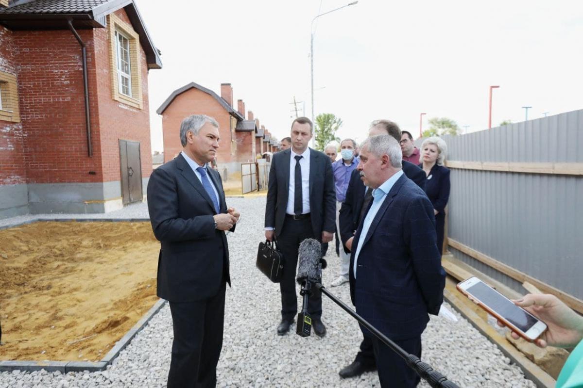 «Зарплату в 60 тысяч дали, жилье служебное будет, а дефицит врачей в скорой помощи остается»: Володин призвал власти изучить ситуацию