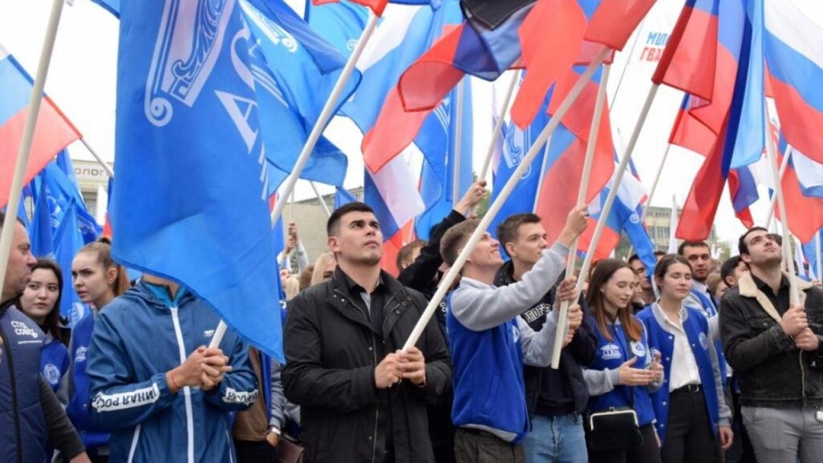Тысячи саратовцев вышли на митинг в поддержку армии и президента Путина