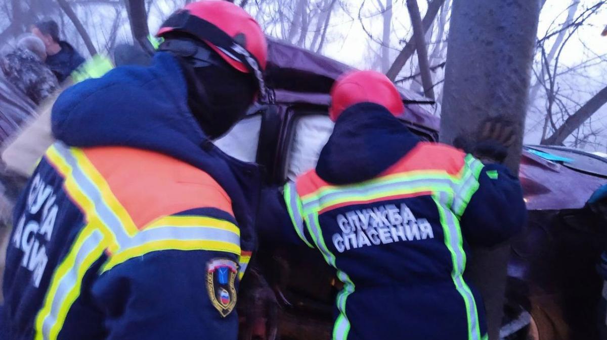 В Саратове протаранившего столб 25-летнего водителя Hyundai вызволяли спасатели