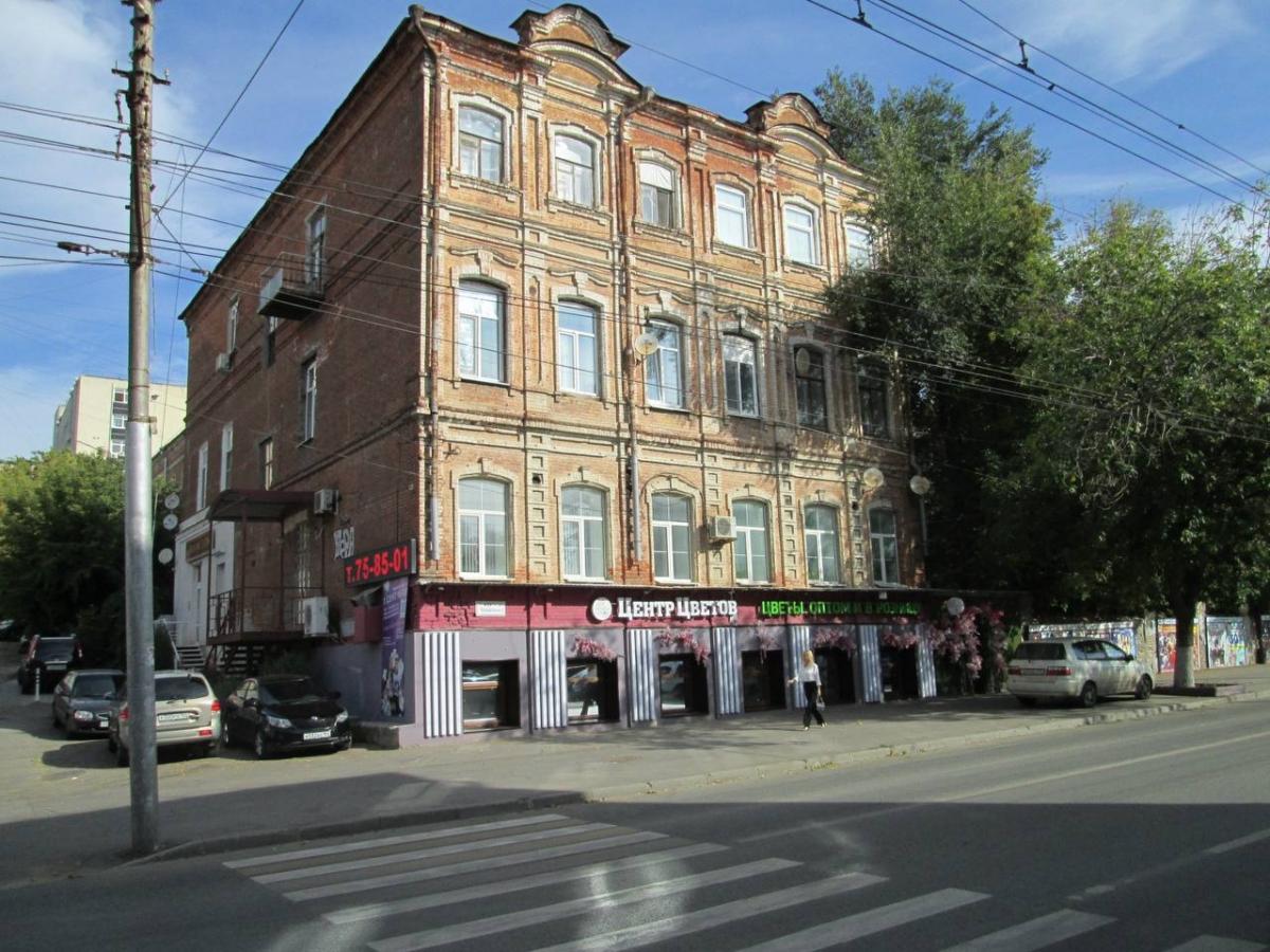 В Саратове магазин цветов заставят привести фасад МКД в порядок