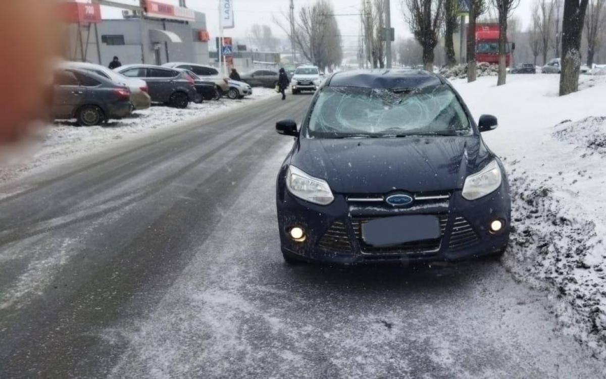 В Ленинском районе Саратова иномарка сбила молодого мужчину