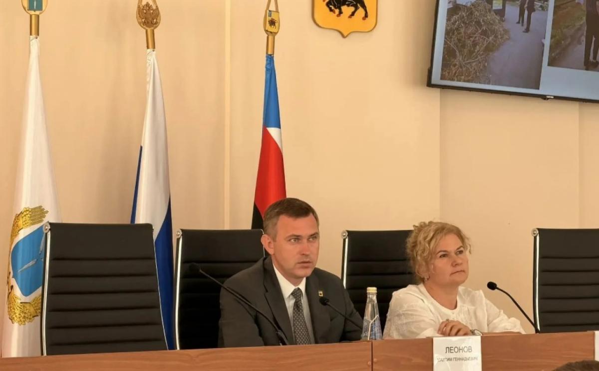 В Энгельсе устраняют последствия песчаной бури и штормового ветра