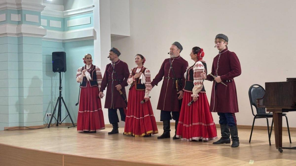 Калинин подарил праздник женщинам-волонтёрам Саратовской области к 8 Марта