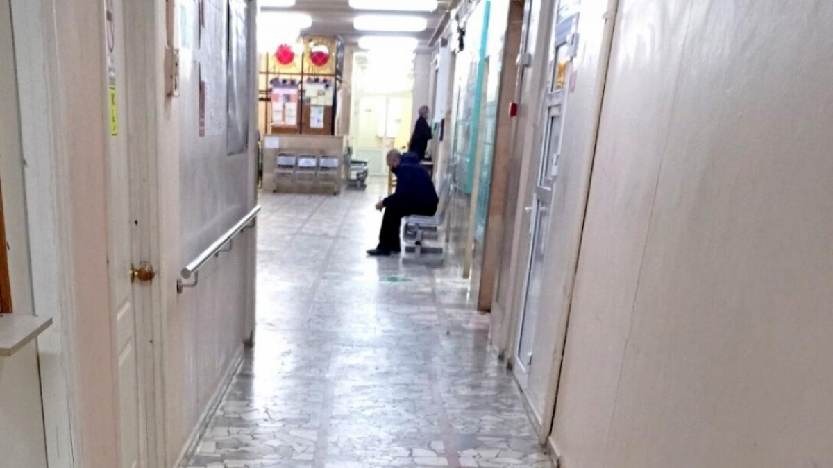 Прокуратура: под Саратовом сильный ветер сорвал крышу с больницы 