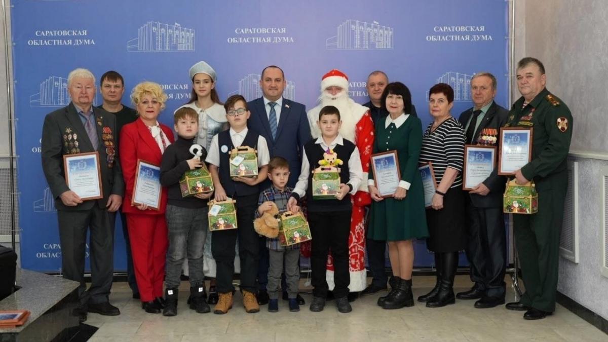 Депутат Калинин вручил новогодние подарки семьям участников СВО