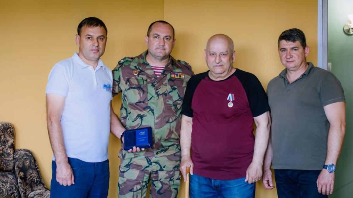 Папе погибшего в СВО саратовца вручили медаль «Отец солдата»