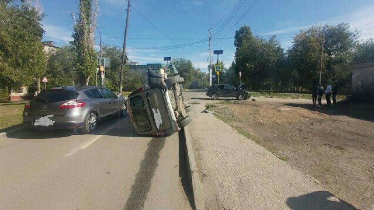 В Саратове на Загороднева столкнулись «Ларгус» и «Ниссан»