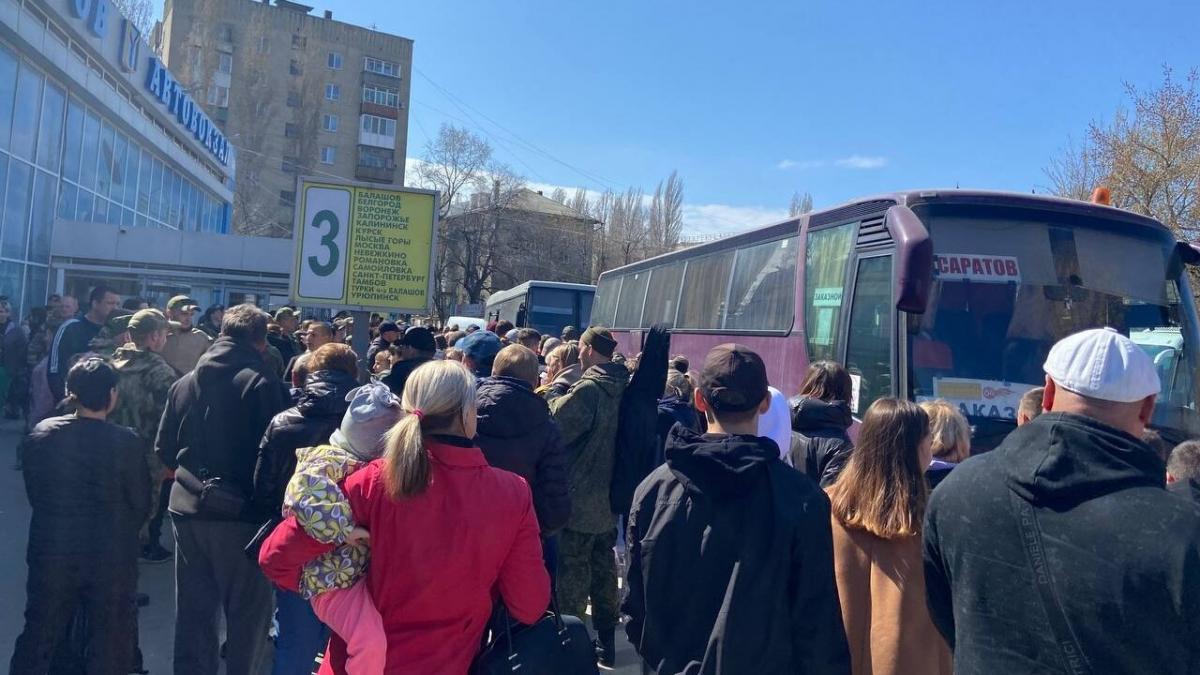 Отпускники-саратовцы отправились в зону СВО под «Прощание славянки»