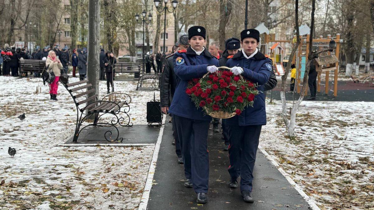 В Саратове почтили память павших сотрудников полиции