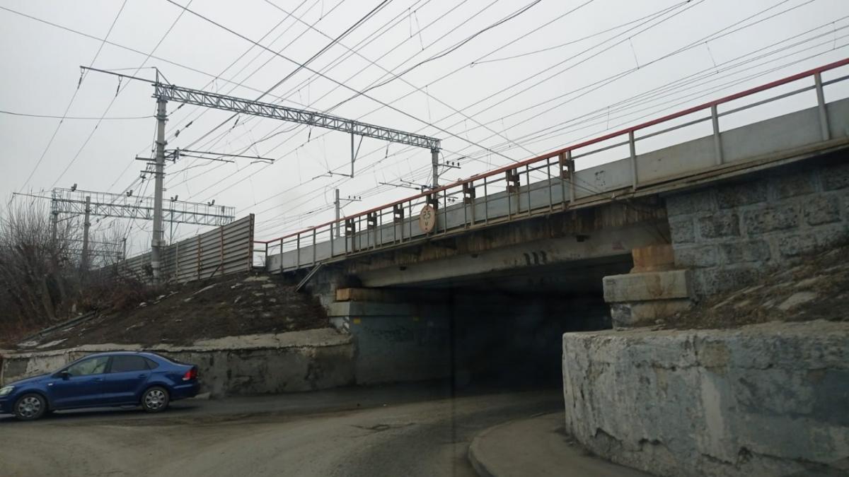 В Саратове «Мост глупости» поймал новую жертву – «Газель» с термобудкой