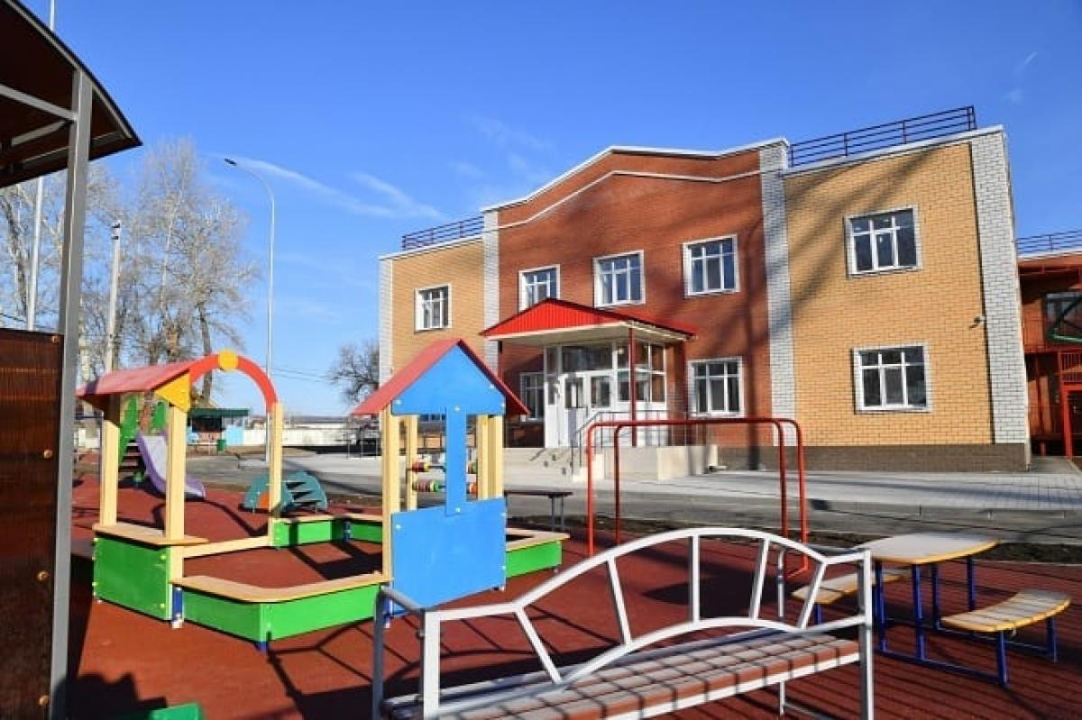 «Возле «Жар-птицы» машина сбила 3-летнего ребенка»: Радаеву пожаловались на отсутствие тропинки к детскому садику